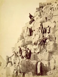 Arabes aidant les touristes à escalader les pyramides de Gizeh, c.1850 (photographie sépia)